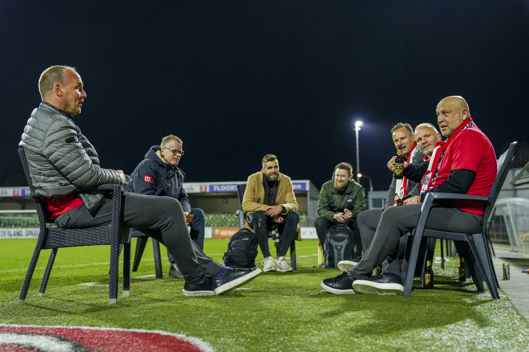 Teammanager Emmen steelt de show bij huldiging met Van Gaal-imitatie