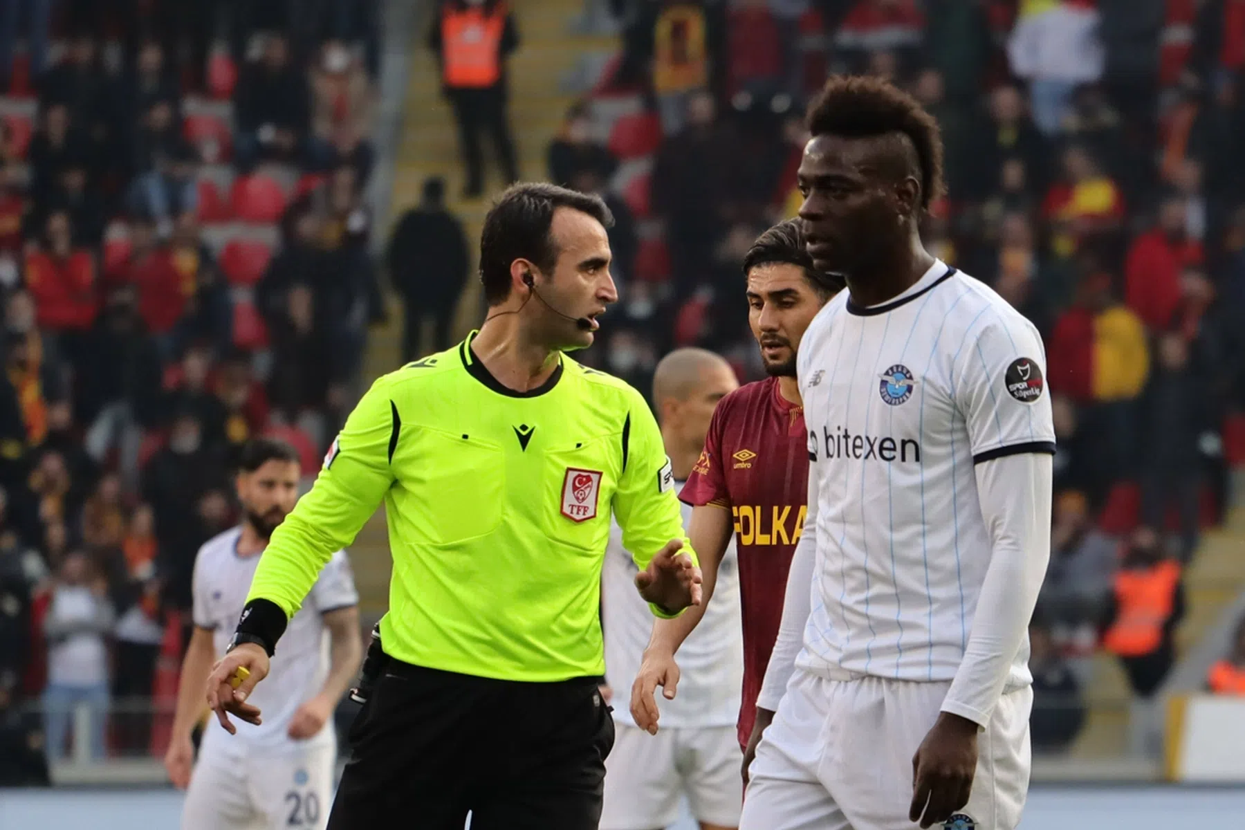 Recidivist Balotelli breidt flinke verzameling rode kaarten verder uit