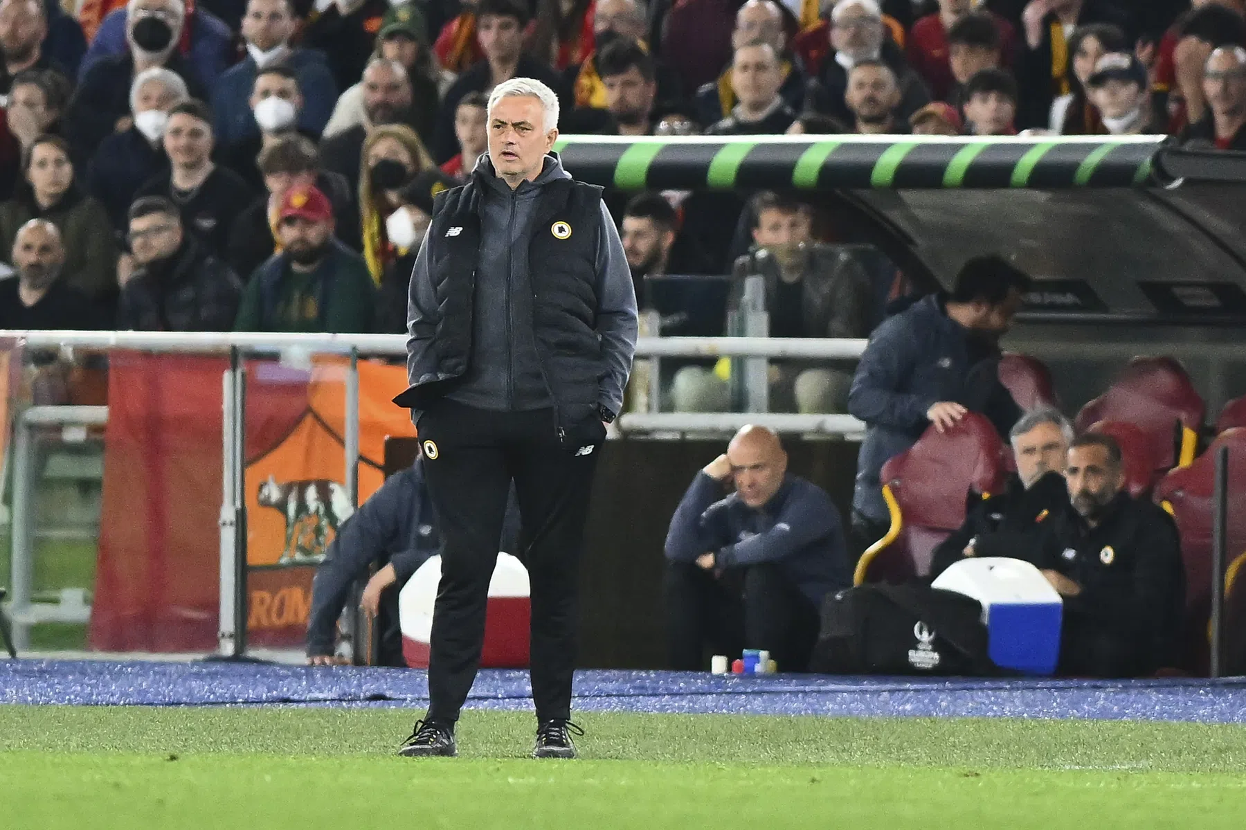 Mourinho maakt zich populair in Napels met bijzonder eerbetoon
