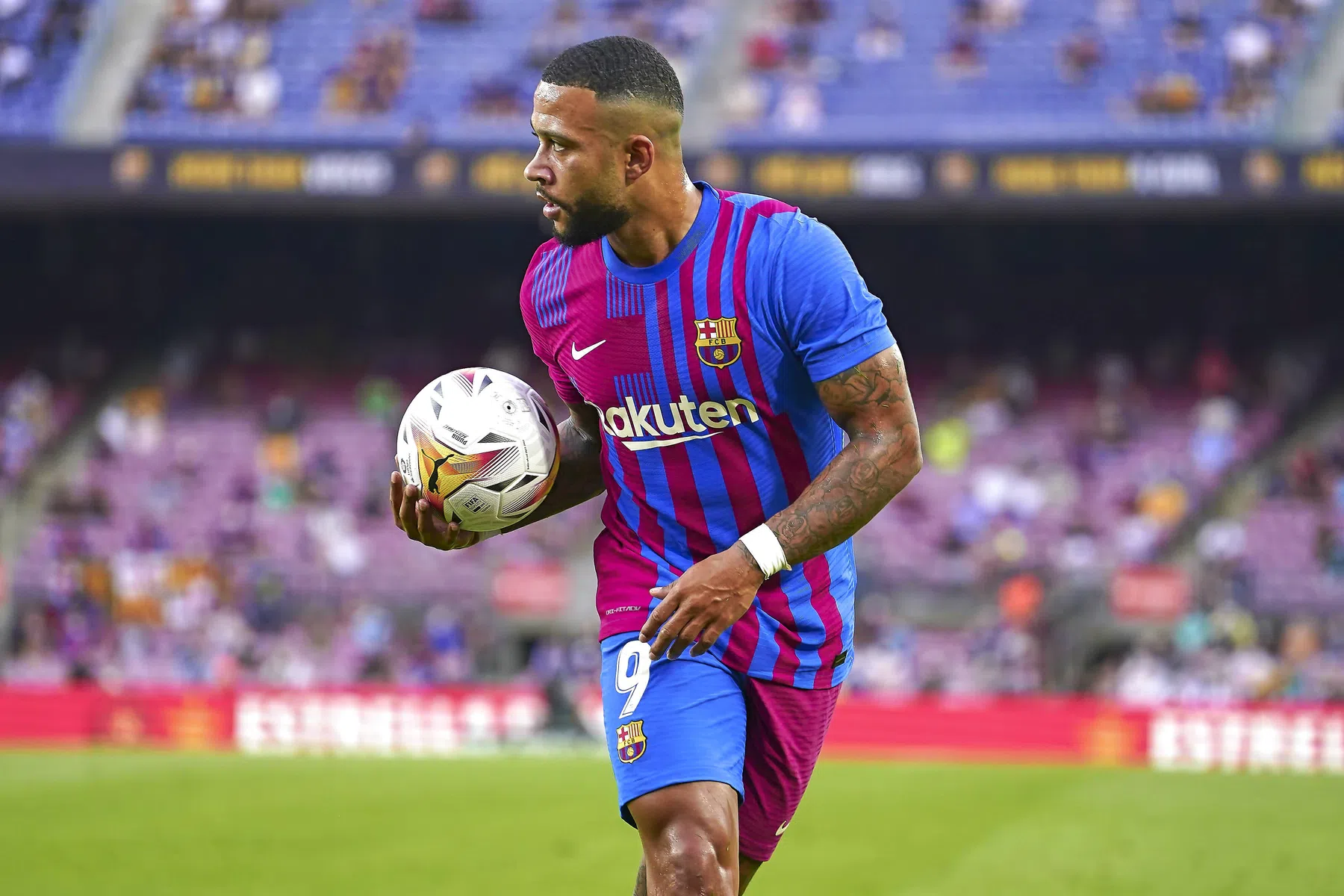 Xavi verrast met basisplek voor Memphis bij Barcelona