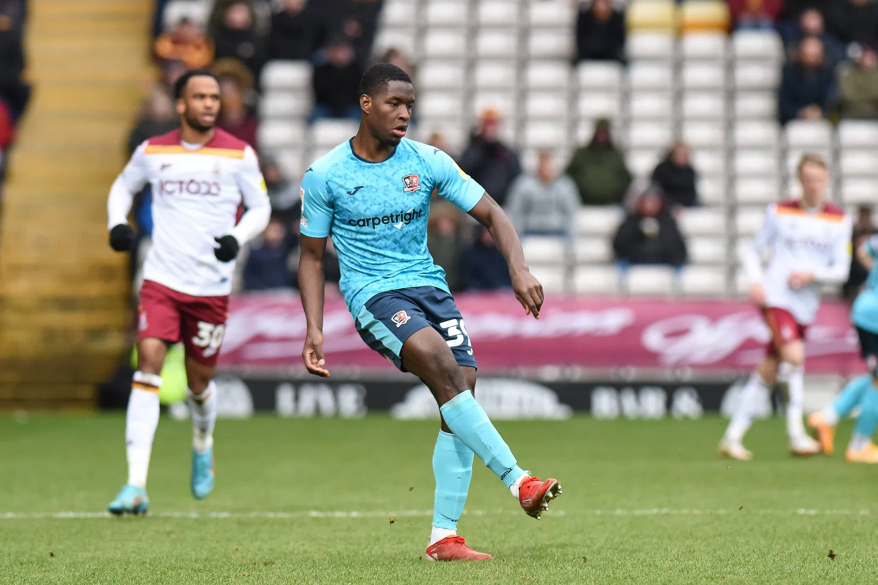 Ophef in League Two: speler krijgt geel na ruzie met ballenjongen