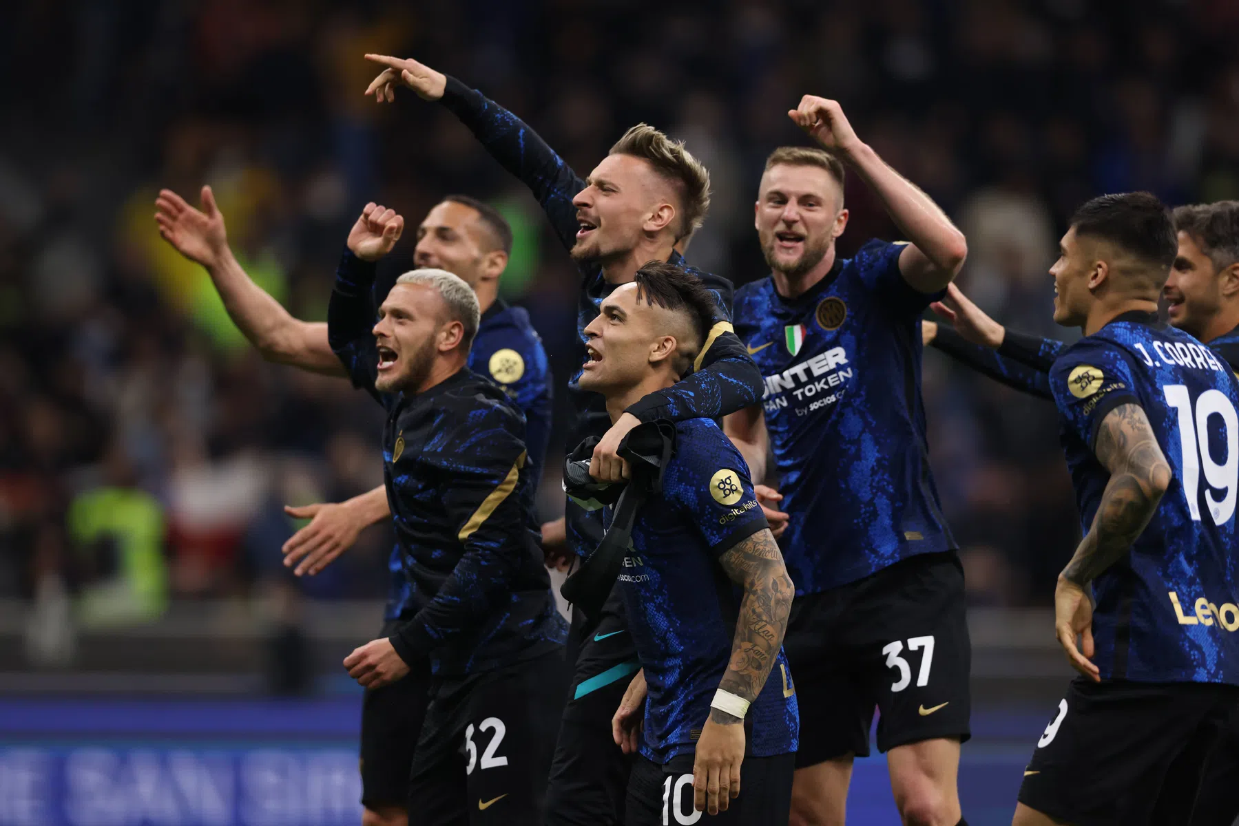 Feestende Inter-supporters en spelers steken de draak met mokkende Pioli
