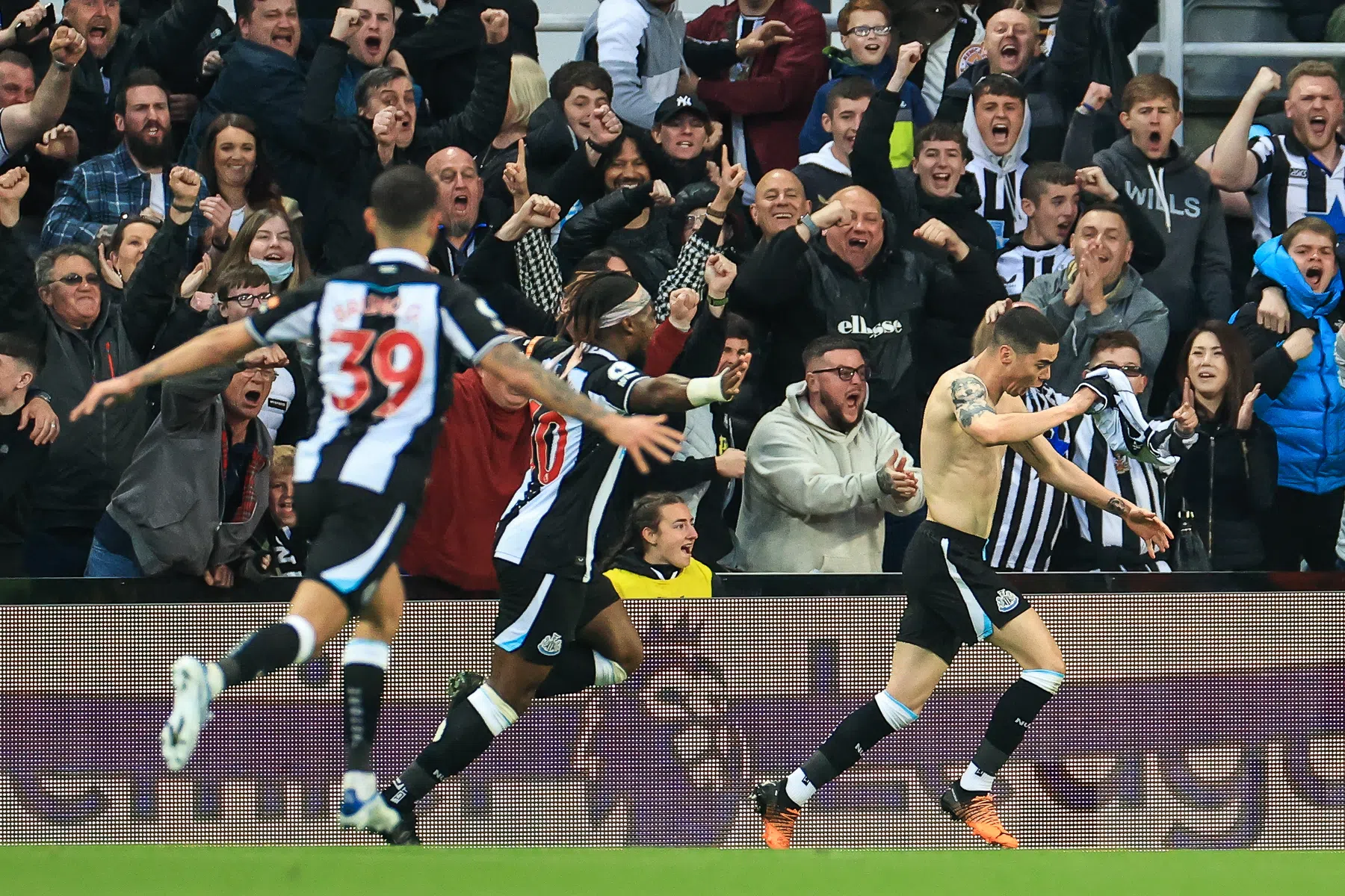 Howe tovert St. James' Park om tot onneembare vesting en evenaart Sir Bobby