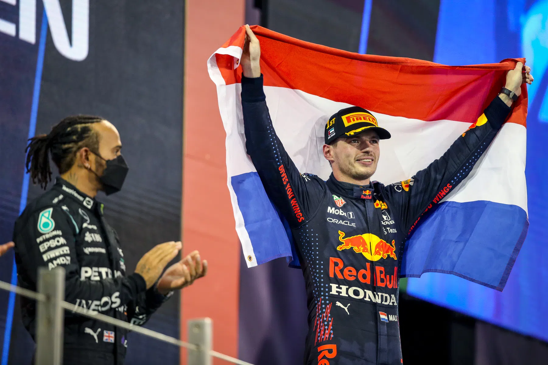 Verstappen grapt over Chelsea-plannen Hamilton: 'Ik zou Ajax nooit kopen'