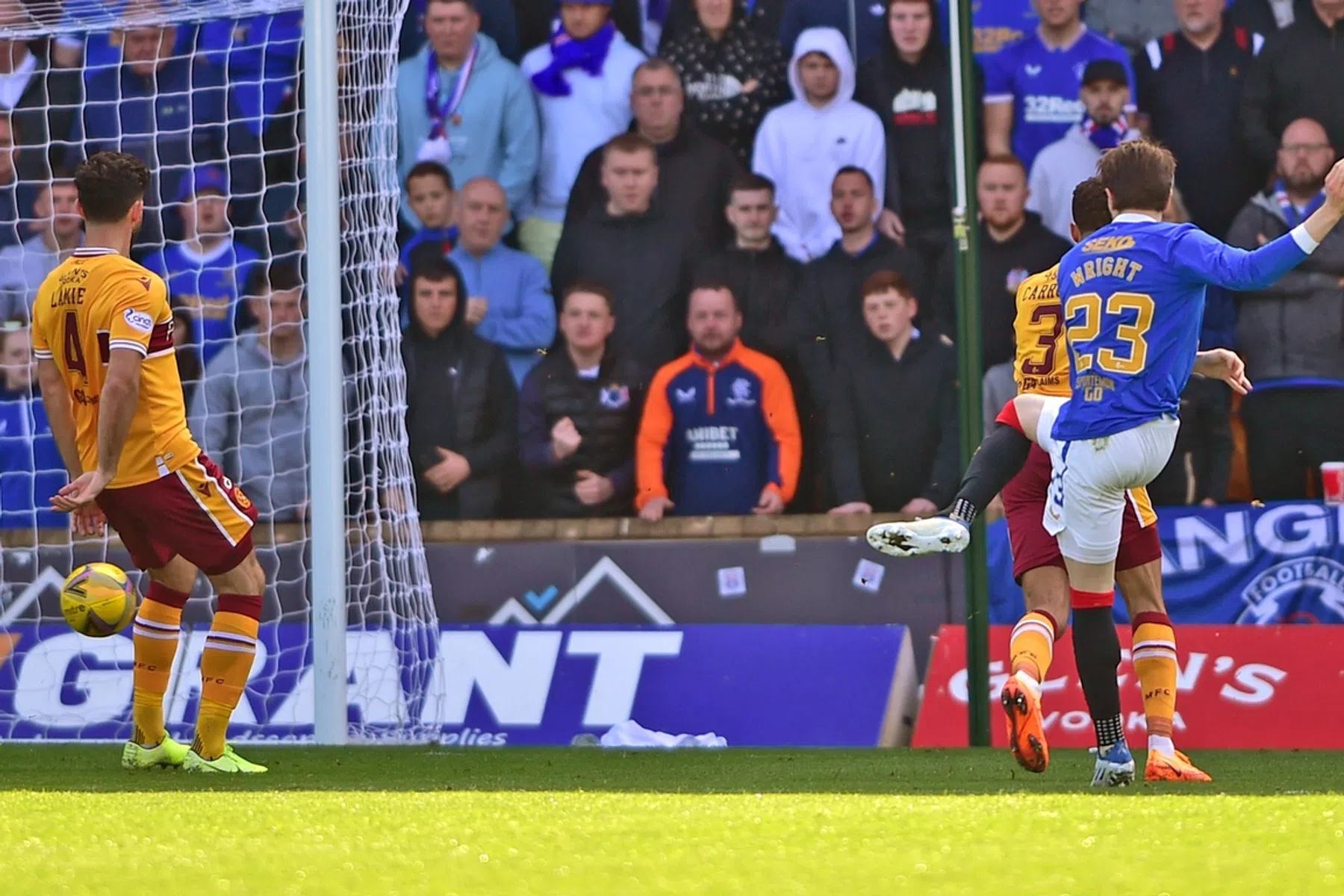 Rangers legt druk in kampioenspoule bij Celtic ondanks rode kaart