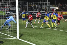 Thumbnail for article: PSV overleeft valse start en houdt titelstrijd met Ajax zinderend