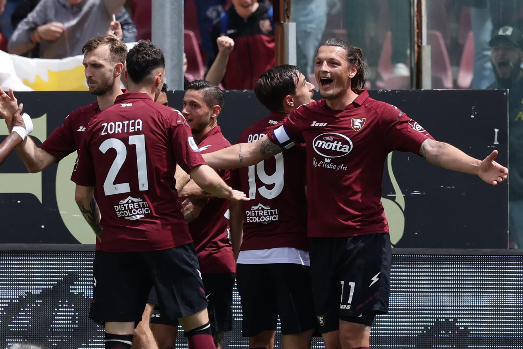 Boze trainer trekt schoen uit, maar Salernitana komt dichter bij redding