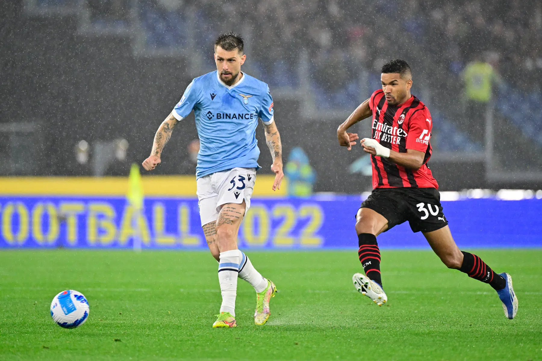 Lachende Acerbi krijgt na nederlaag tegen Milan volle laag van teamgenoot