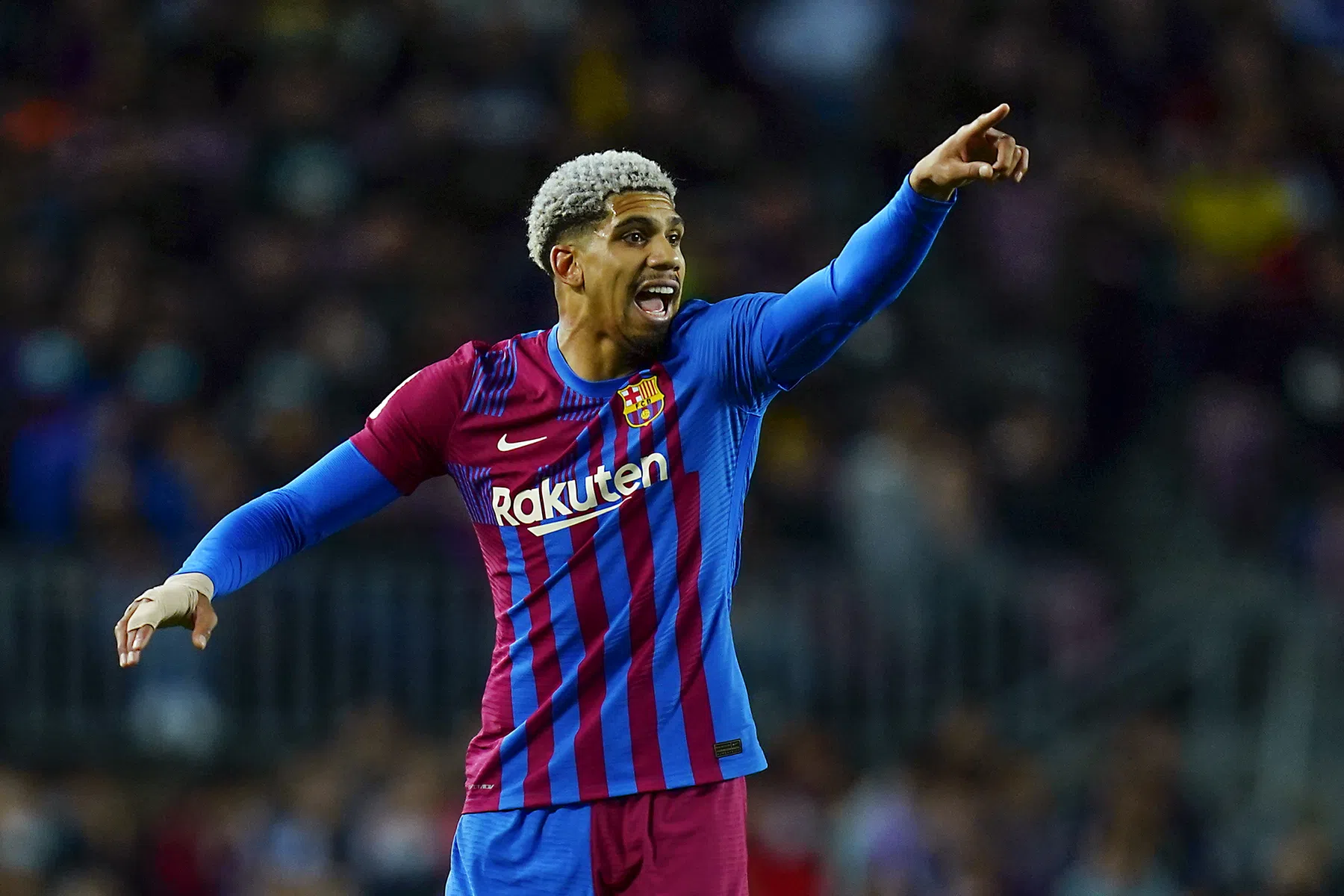 Araújo in tranen bij tekenen van nieuw Barcelona-contract