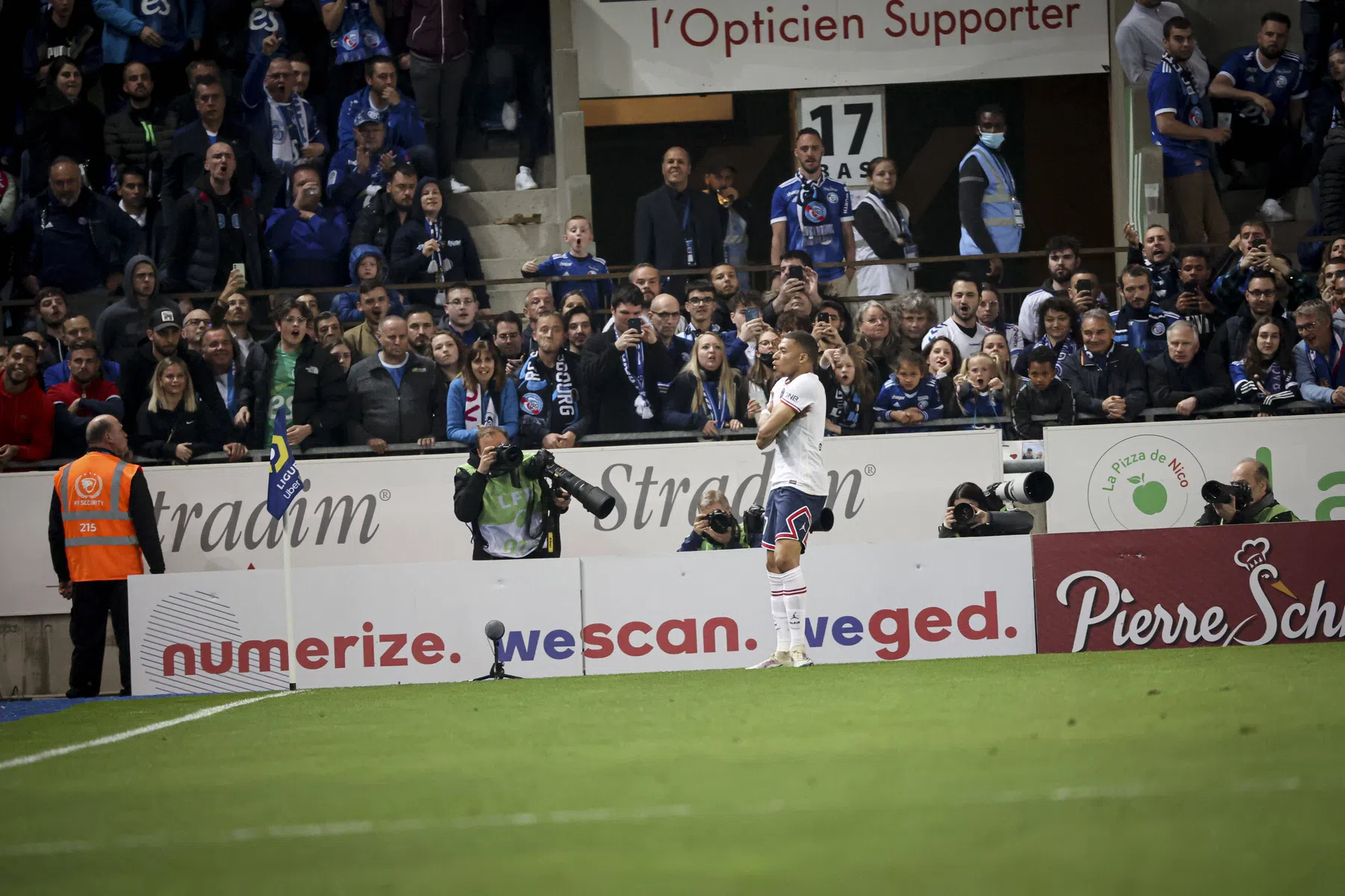 Ongrijpbare Mbappé kan blamage niet voorkomen, Wijnaldum blijft bankzitter