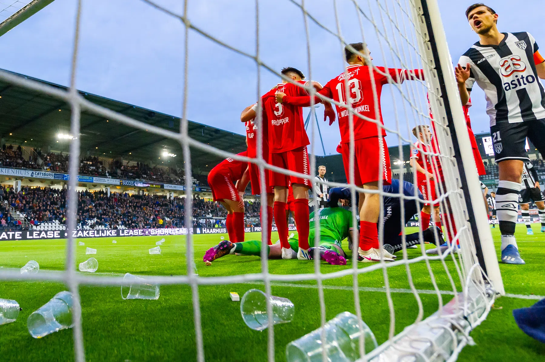 Twente-spelers bekogeld in derby, Cerny krijgt klap van Heracles-supporter
