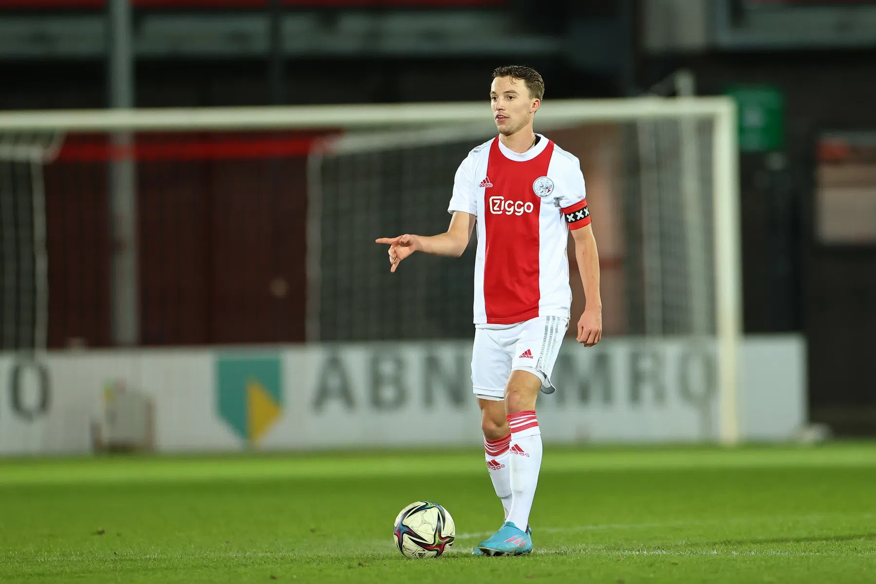Ten Hag verrast en gunt Regeer (18) basisdebuut bij Ajax