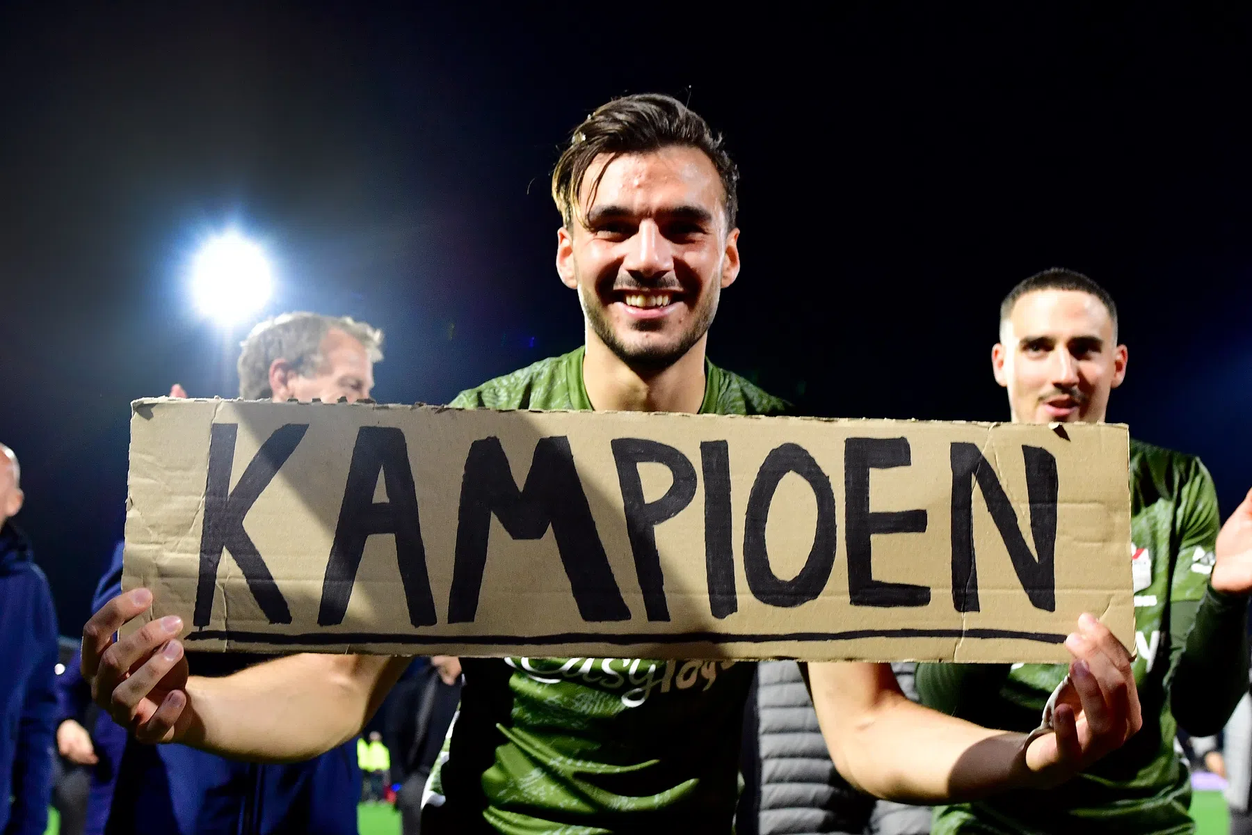 Honderden fans vieren diep in de nacht feest met Emmen-kampioenen