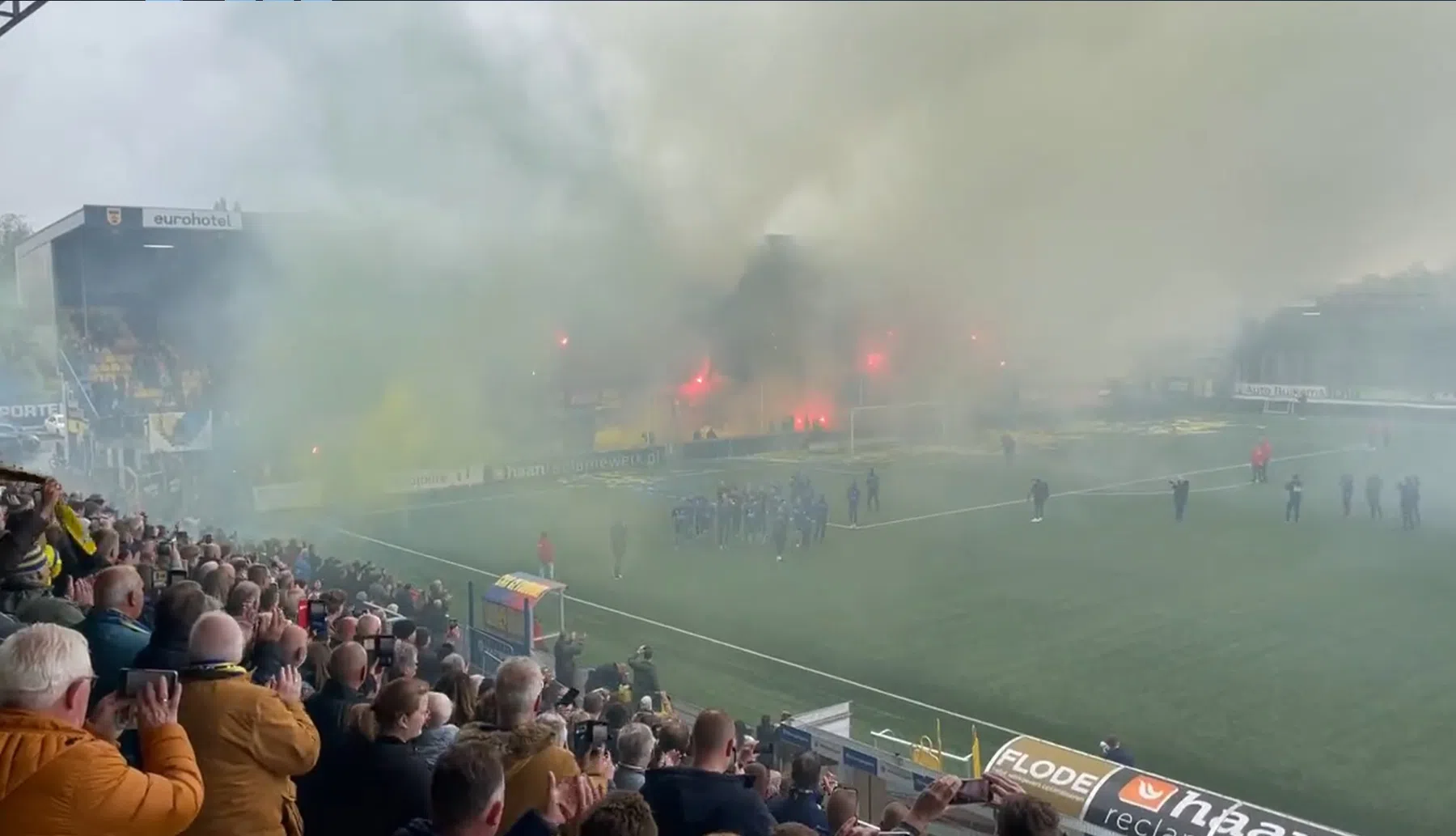 De Friese derby leeft: fans van Heerenveen en Cambuur zorgen voor mooie beelden