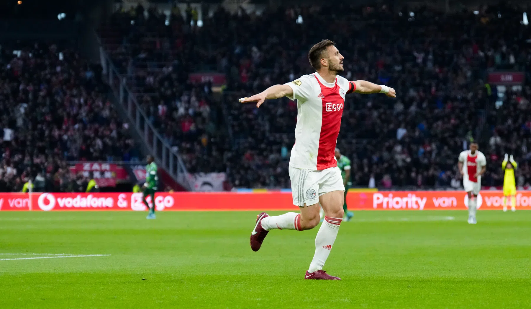 Ajax speelt tegen PEC chagrijn van zich af en zet PSV op zeven punten