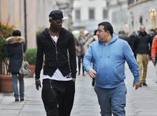 Thumbnail for article: Emotioneel eerbetoon Balotelli na overlijden Raiola: 'Een tweede vader voor me'