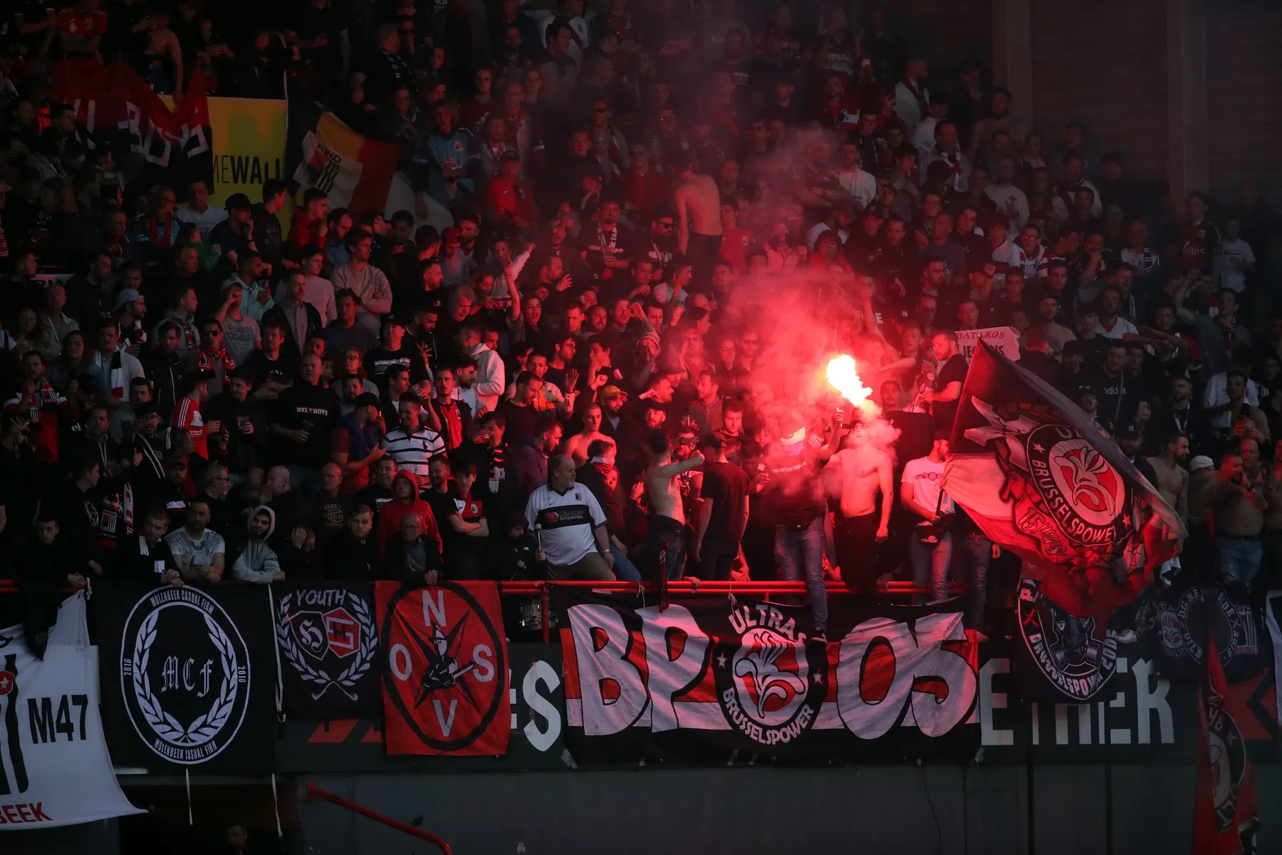 Belgische supporters op het veld op de vuist: 'Bijzonder triest'