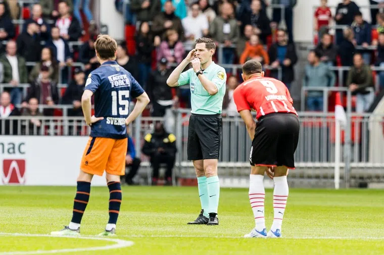 Uitleg Kamphuis over goedgekeurde PSV-goal blijft voor verbazing zorgen