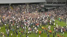 Thumbnail for article: Fulham-fans massaal het veld op na binnenhalen titel