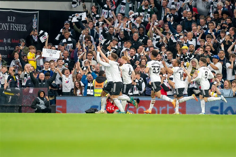 Flitsende kampioen Fulham jaagt met scorende Tete op record van Man City