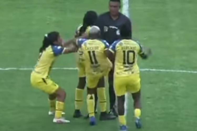 Speelster uit Ecuador botviert frustratie op edele delen arbiter