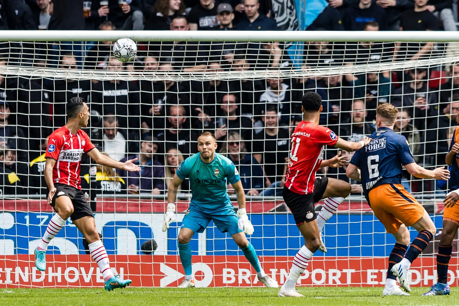 PSV op het tandvlees naar De Kuip