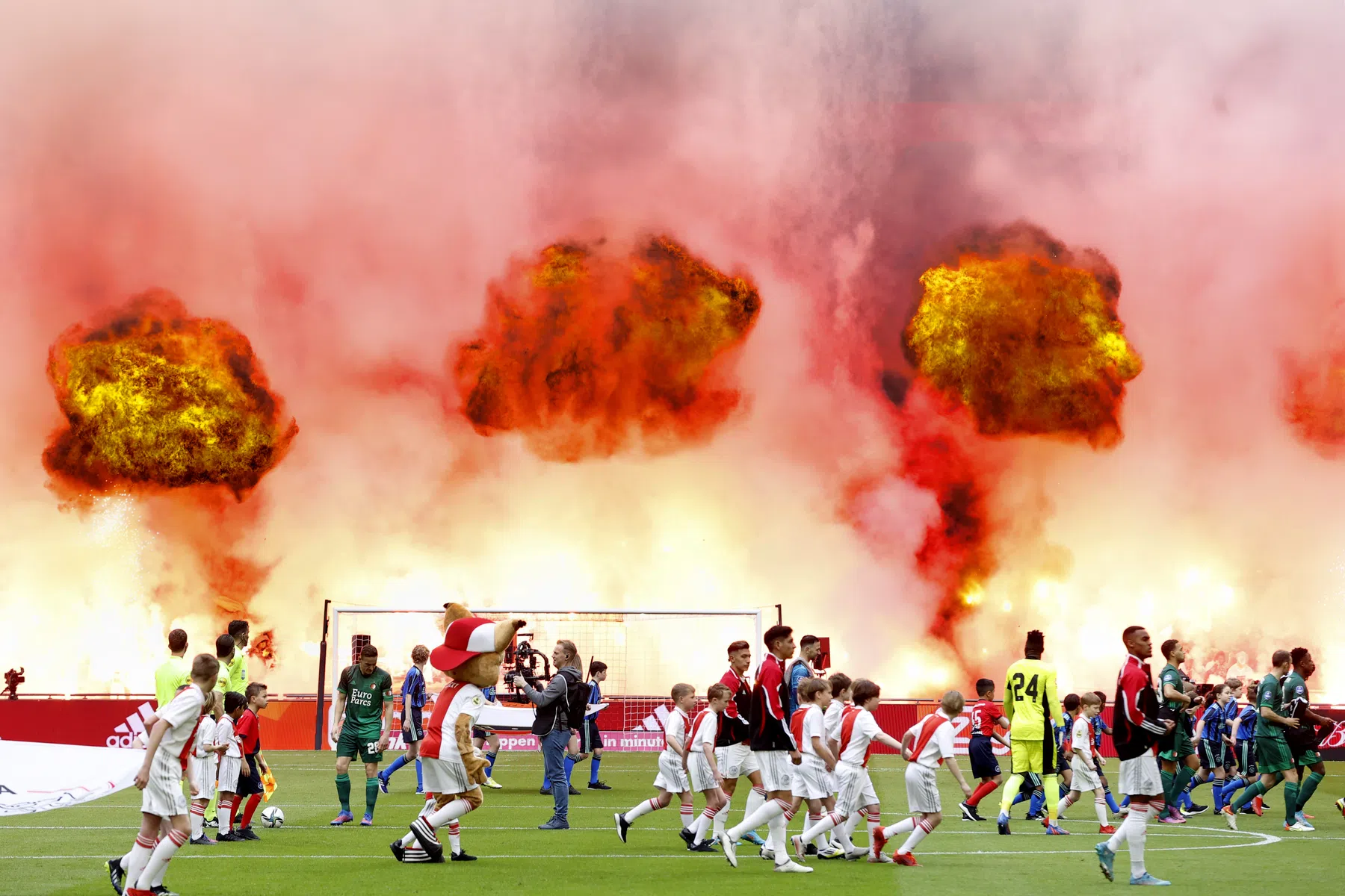 Vuurwerk voor Klassieker levert Ajax boete op van KNVB