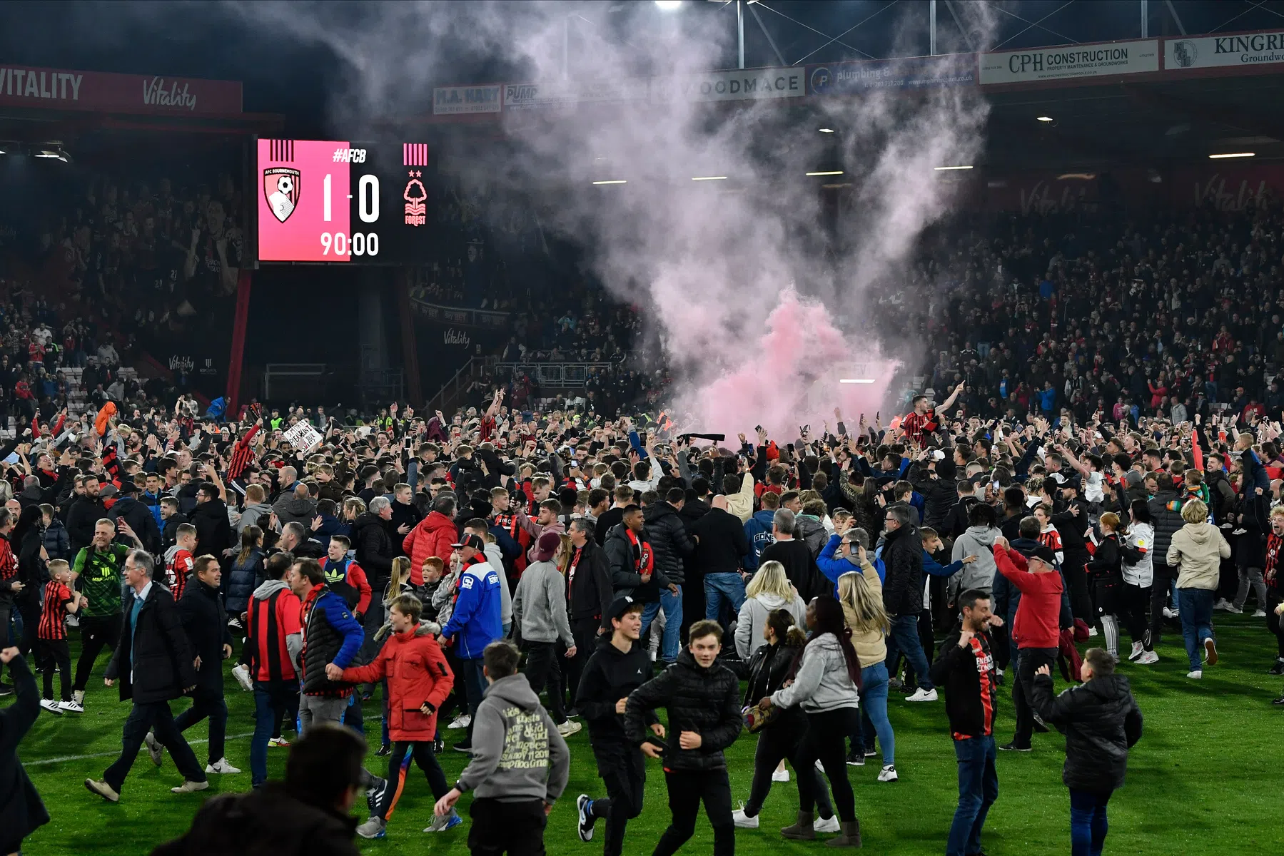 Pitch invasion na PL-terugkeer: fans Bournemouth gaan uit hun dak