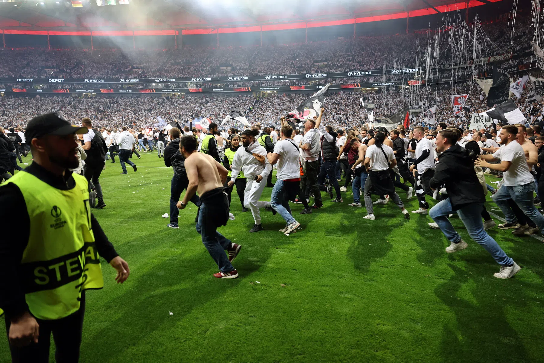 Alle remmen los in Frankfurt: pitch invasion, fan zoent voorzitter, tranen bij Trapp