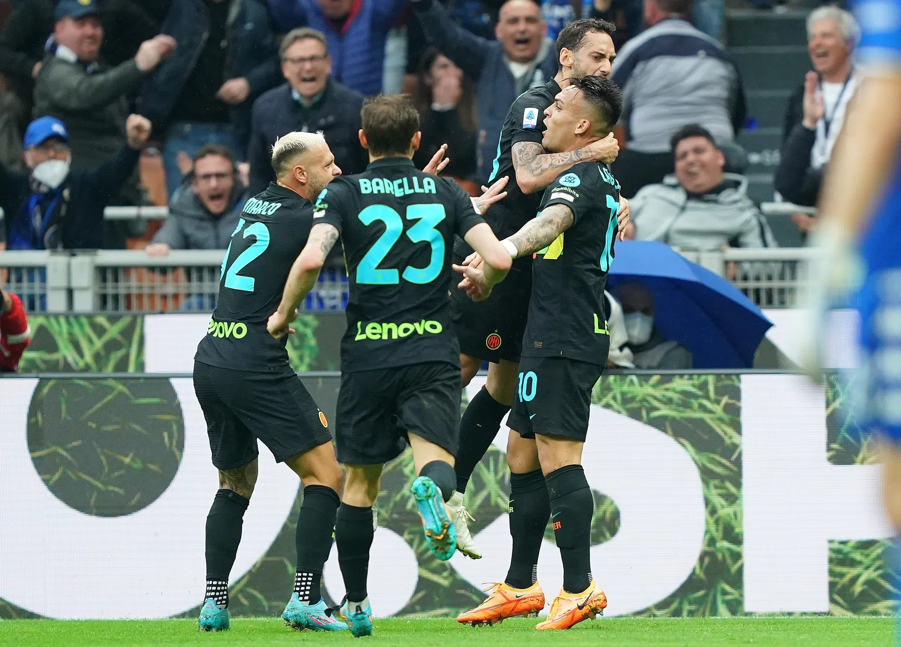 Spectaculaire comeback met hoofdrol Martínez houdt Inter in titelstrijd