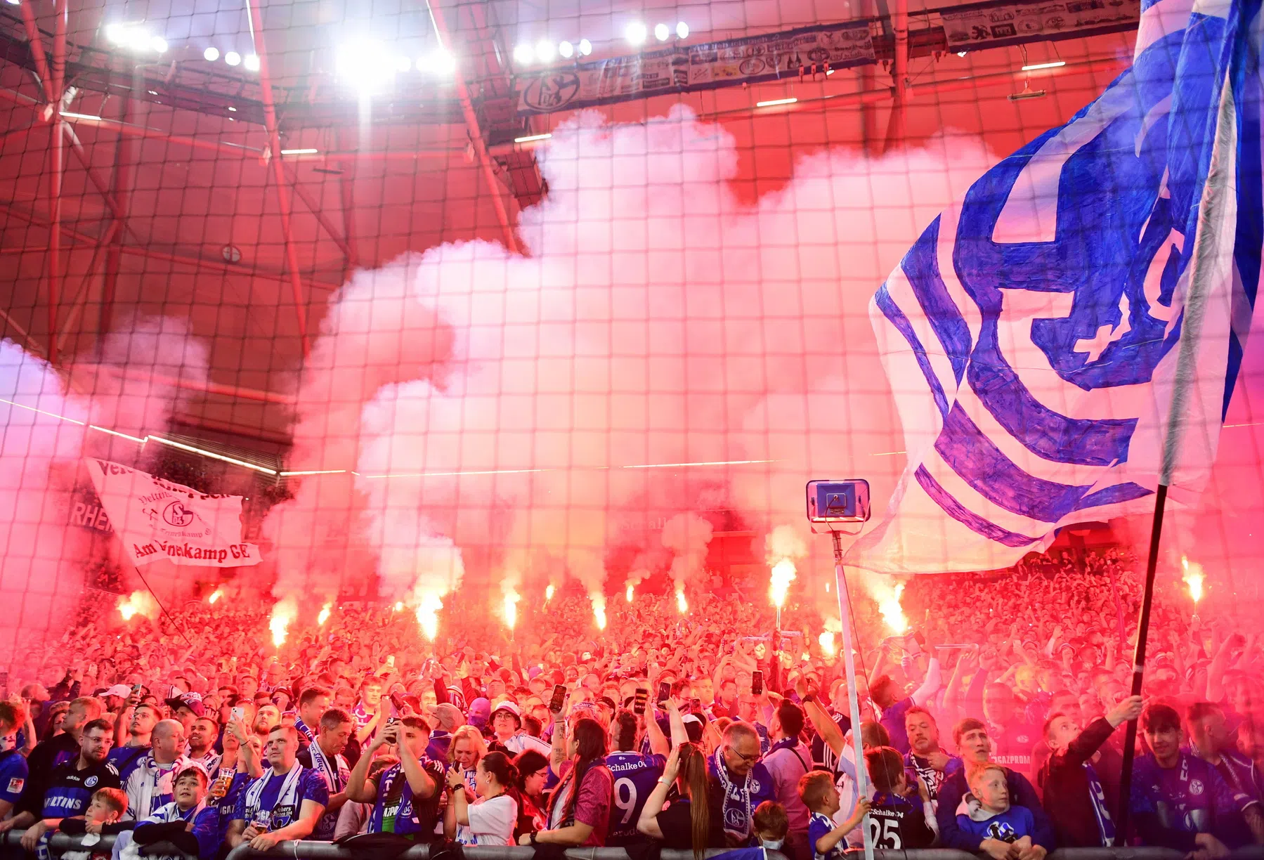 Schalke 04 voltooit zinderende comeback en keert terug naar Bundesliga