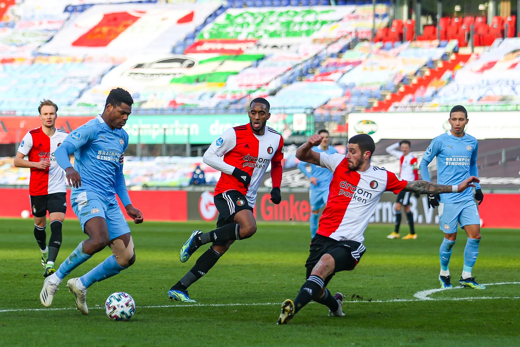 PSV heeft het nergens zo moeilijk als bij Feyenoord