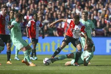 Thumbnail for article: Titelkansen PSV aan zijden draadje na discutabele strafschop