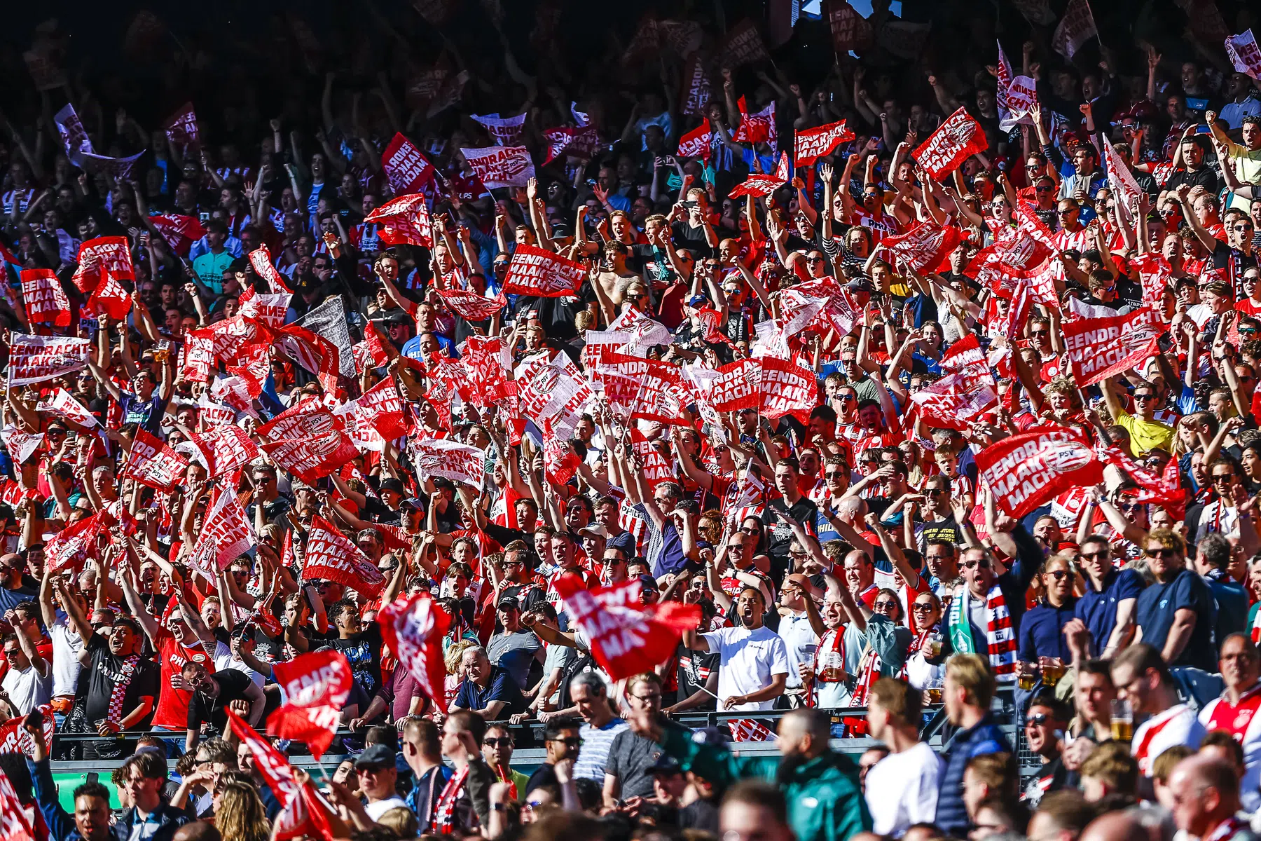 PSV-supporters juichen in De Kuip mee met AZ