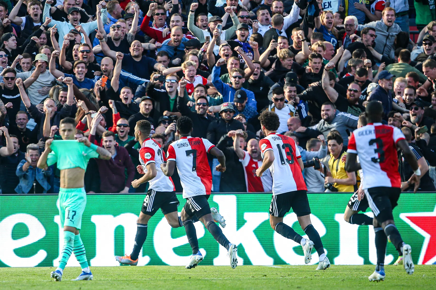 Ajax jubelt met Feyenoord mee