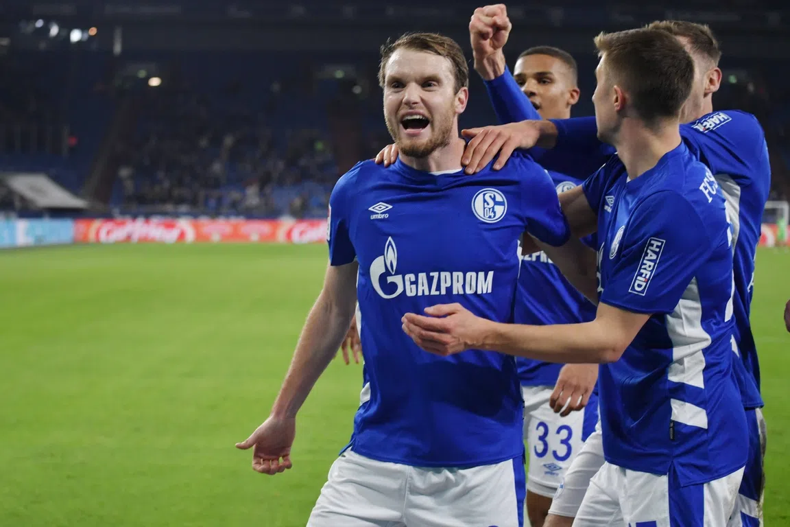 Ouwejan verlaat AZ definitief na promotiefeest met Schalke