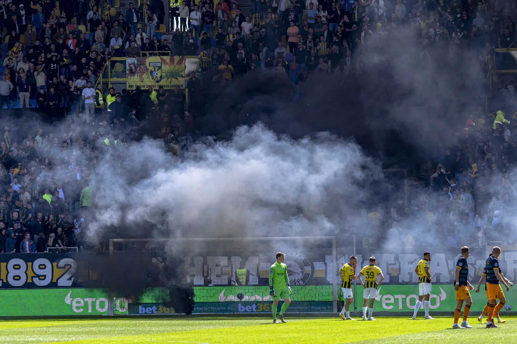 Heerenveen heeft achtste plek in handen na duel vol onderbrekingen in Arnhem