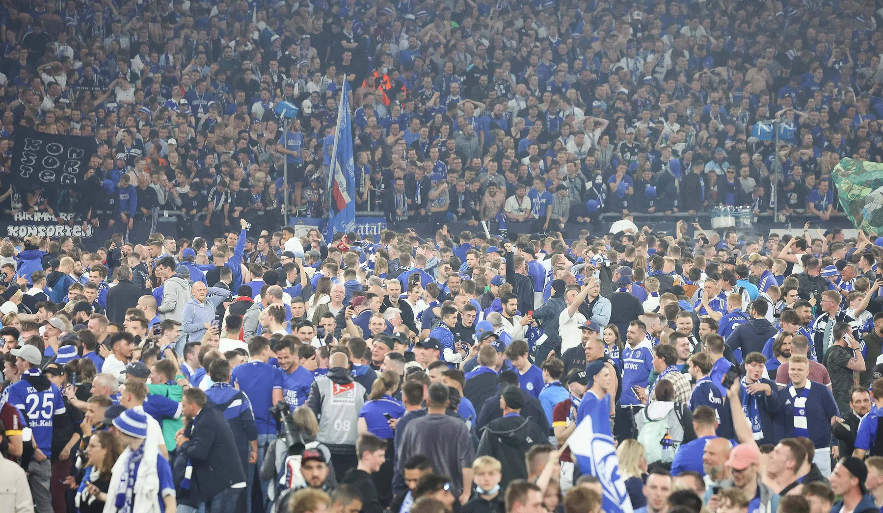 Schalke-fans plunderen het veld en verkopen het gras na promotiefeest