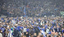Thumbnail for article: Schalke-fans plunderen het veld en verkopen het gras na promotiefeest