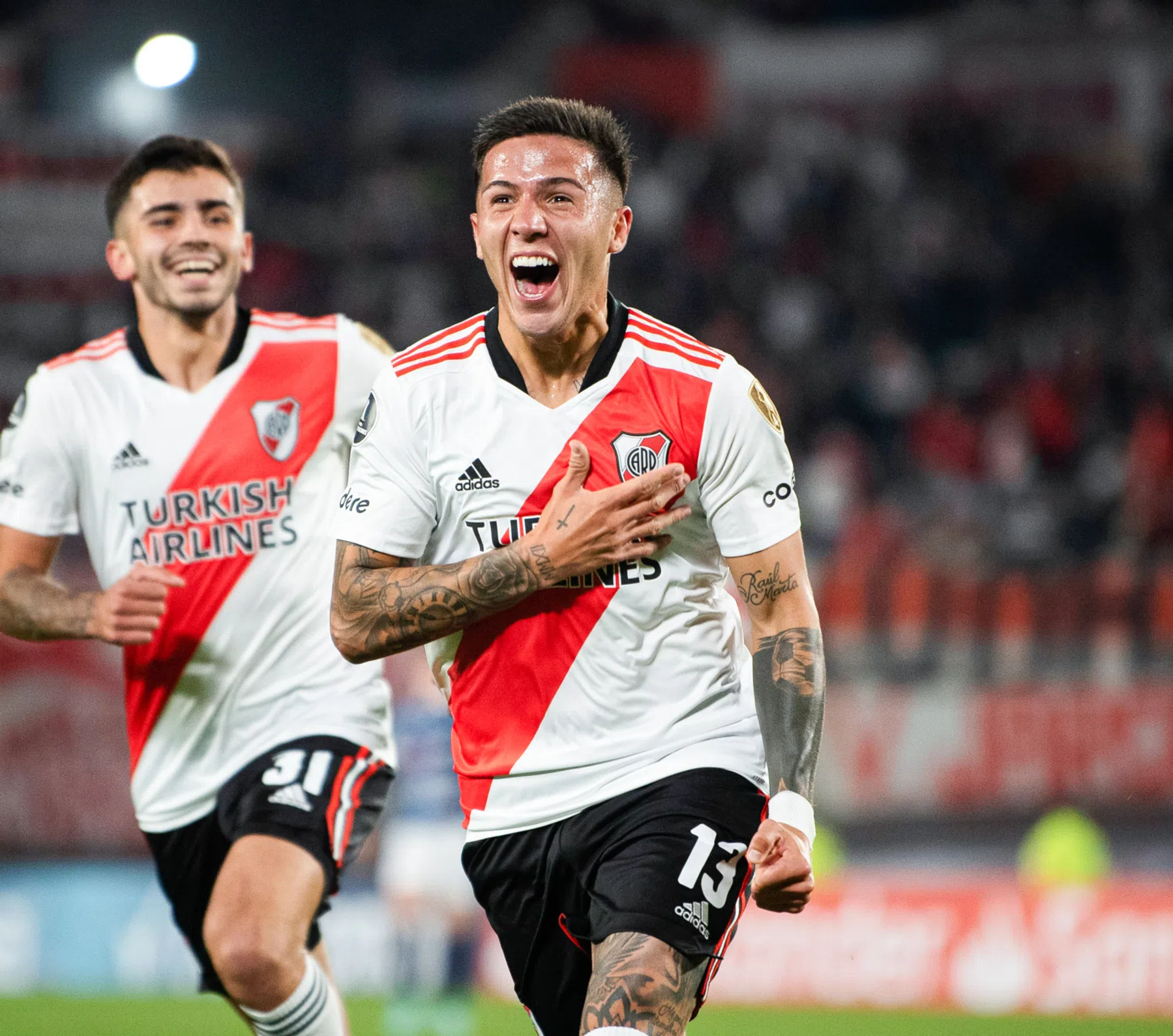 Leergierige en complete Fernández betovert fans River Plate