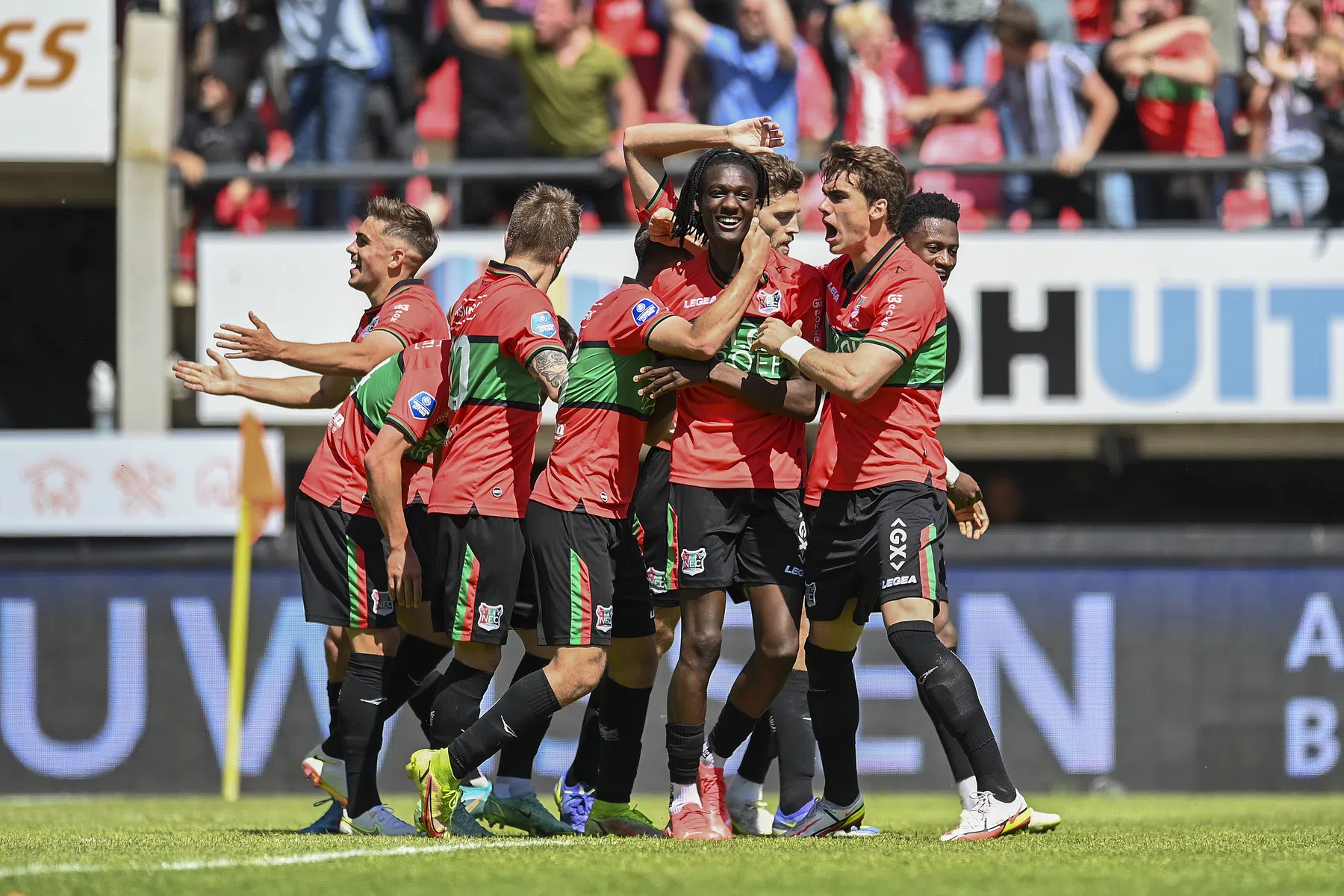 Jeugdspeler zorgt voor vreugde-explosie en laat NEC dromen van play-offs