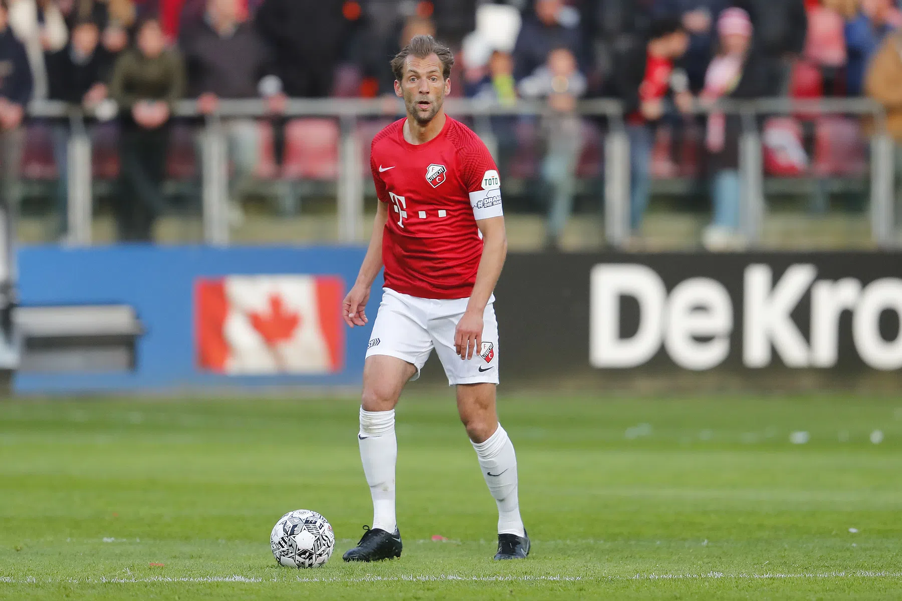 FC Utrecht eert stoppende aanvoerder Janssen met speciaal shirt