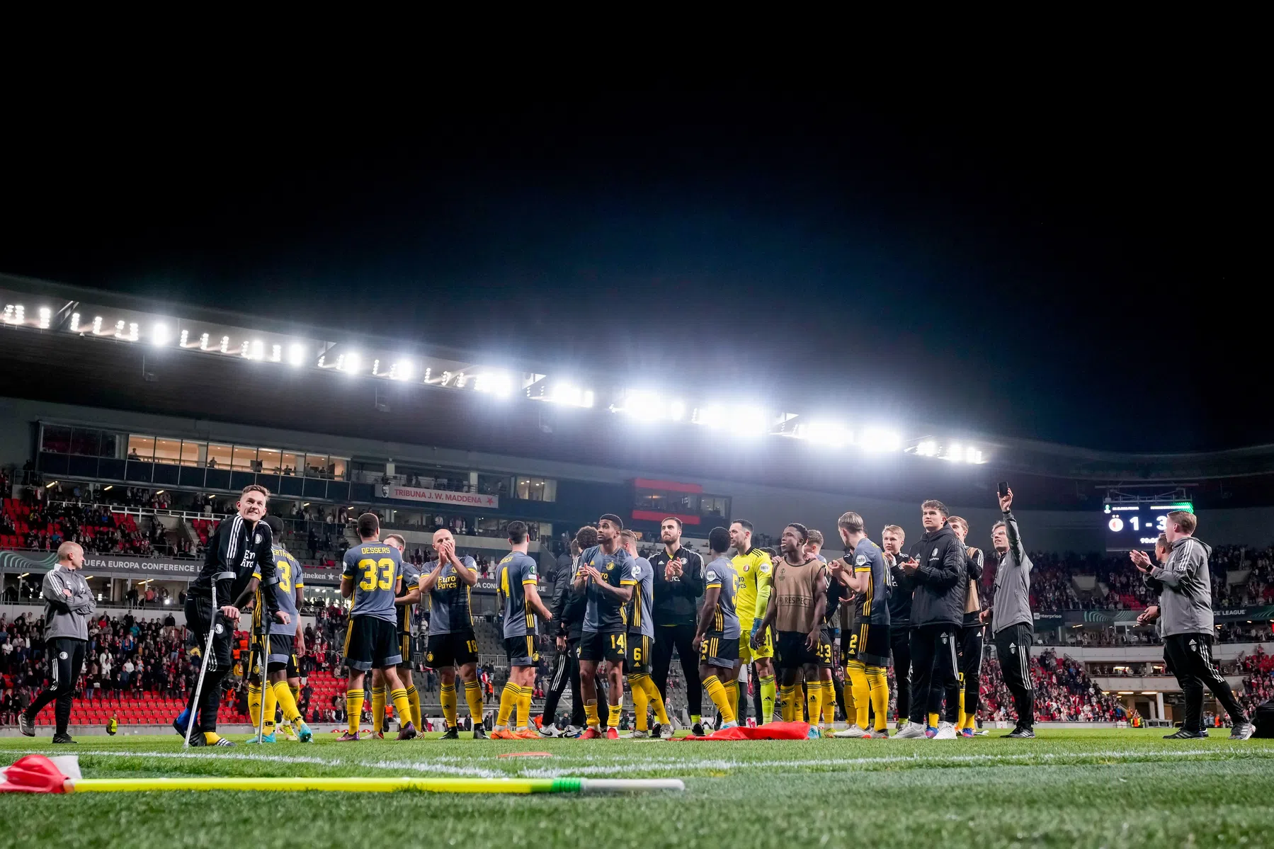 De spelers van Feyenoord vieren in het Sinobo Stadium het bereiken van de halve finale van de Conference League.