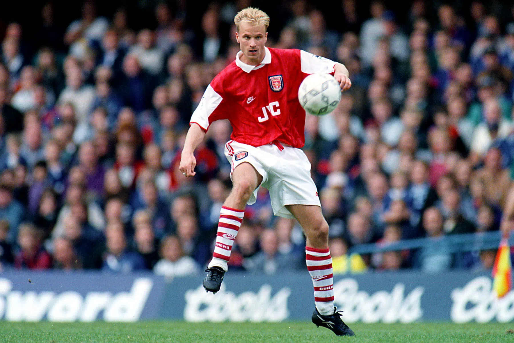Arsenal eert jarige kunstenaar Bergkamp op prachtige wijze