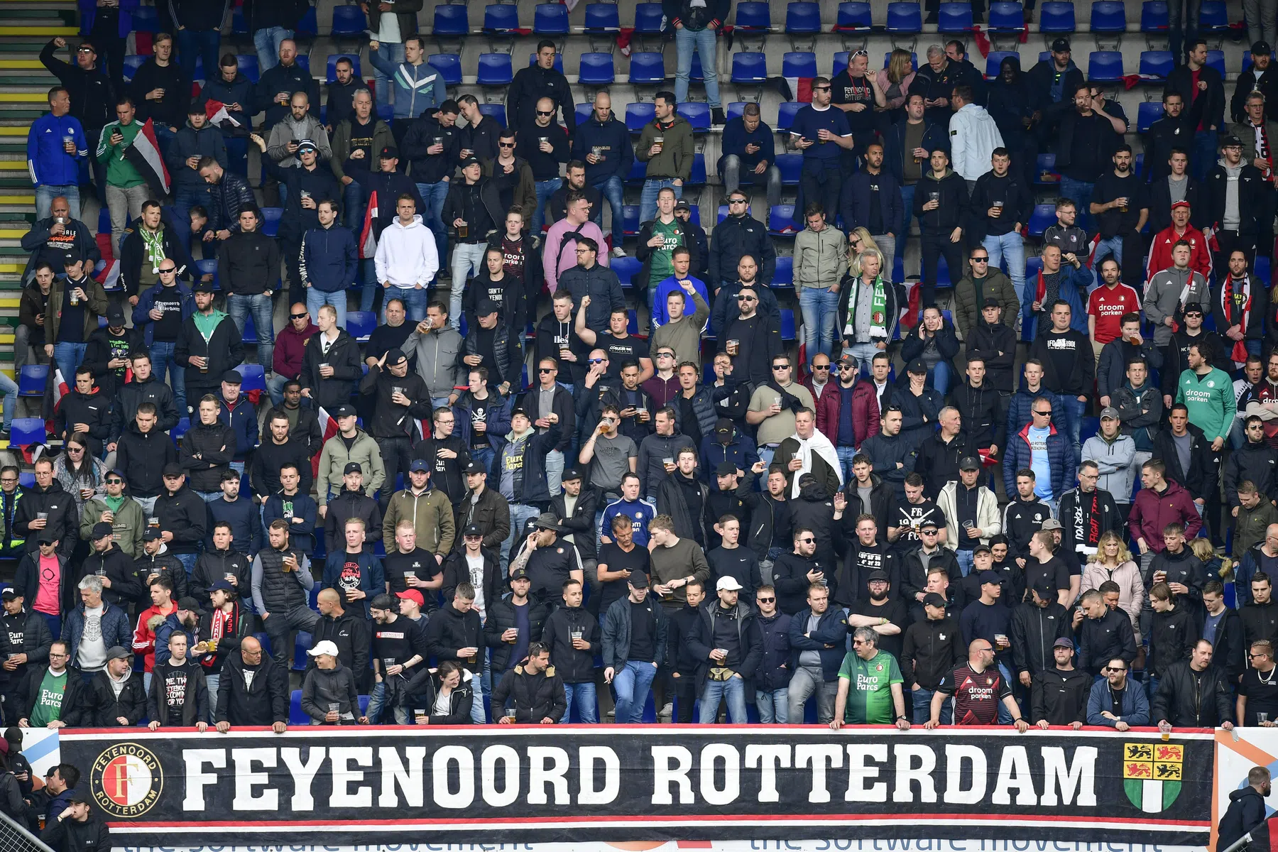 Feyenoord-fans vissen achter net voor finaletickets, UEFA biedt excuses aan