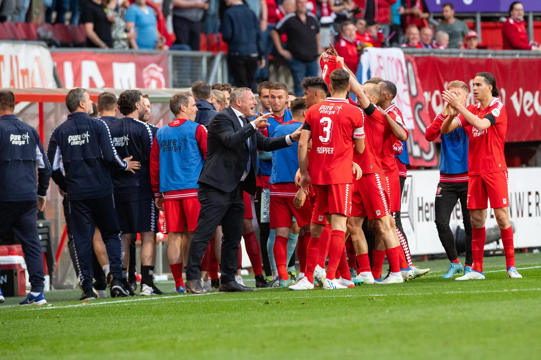 FC Twente eert overleden Lukoki met emotionele zege en gaat Europa in 