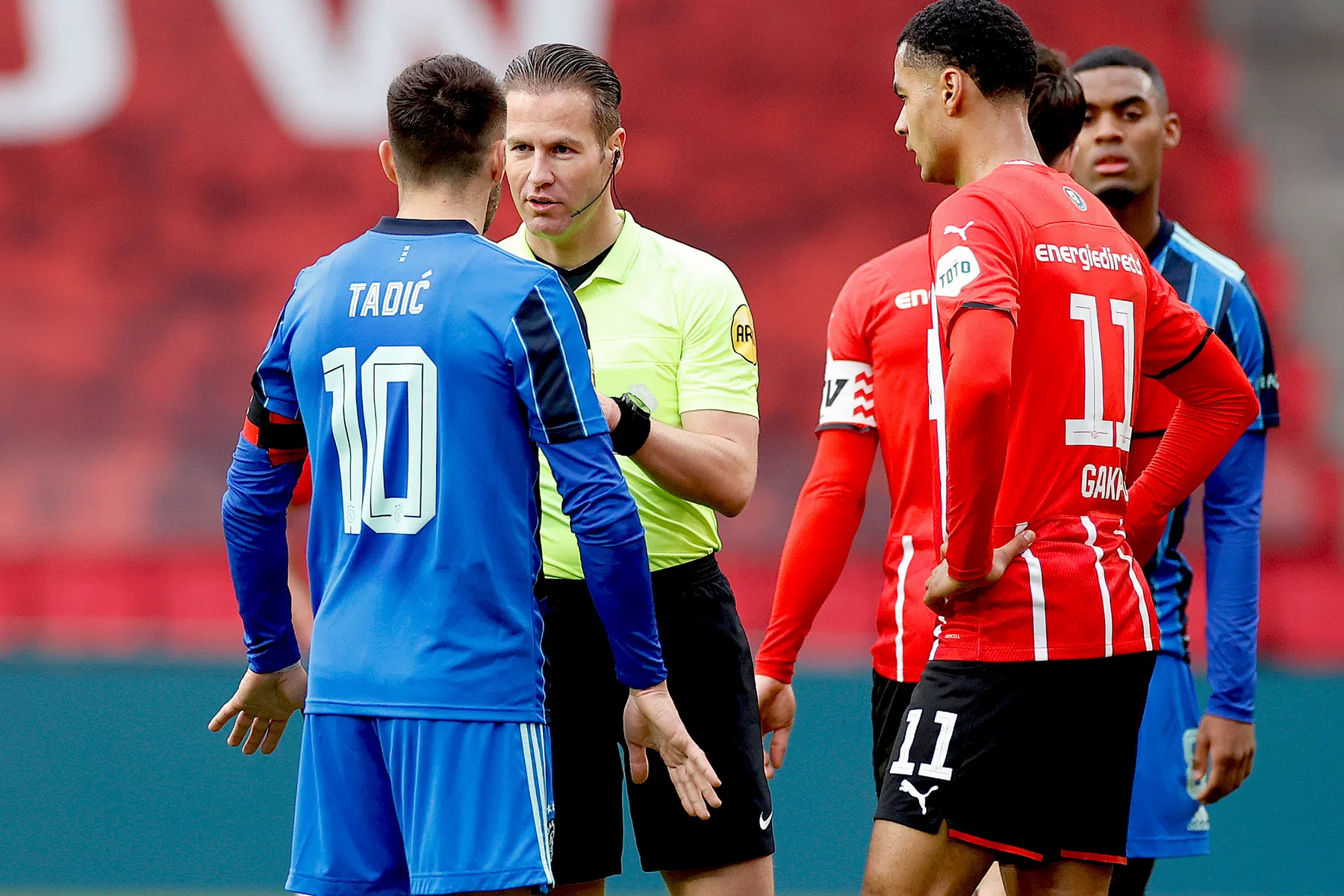 PSV feliciteert kampioen Ajax met lolletjes