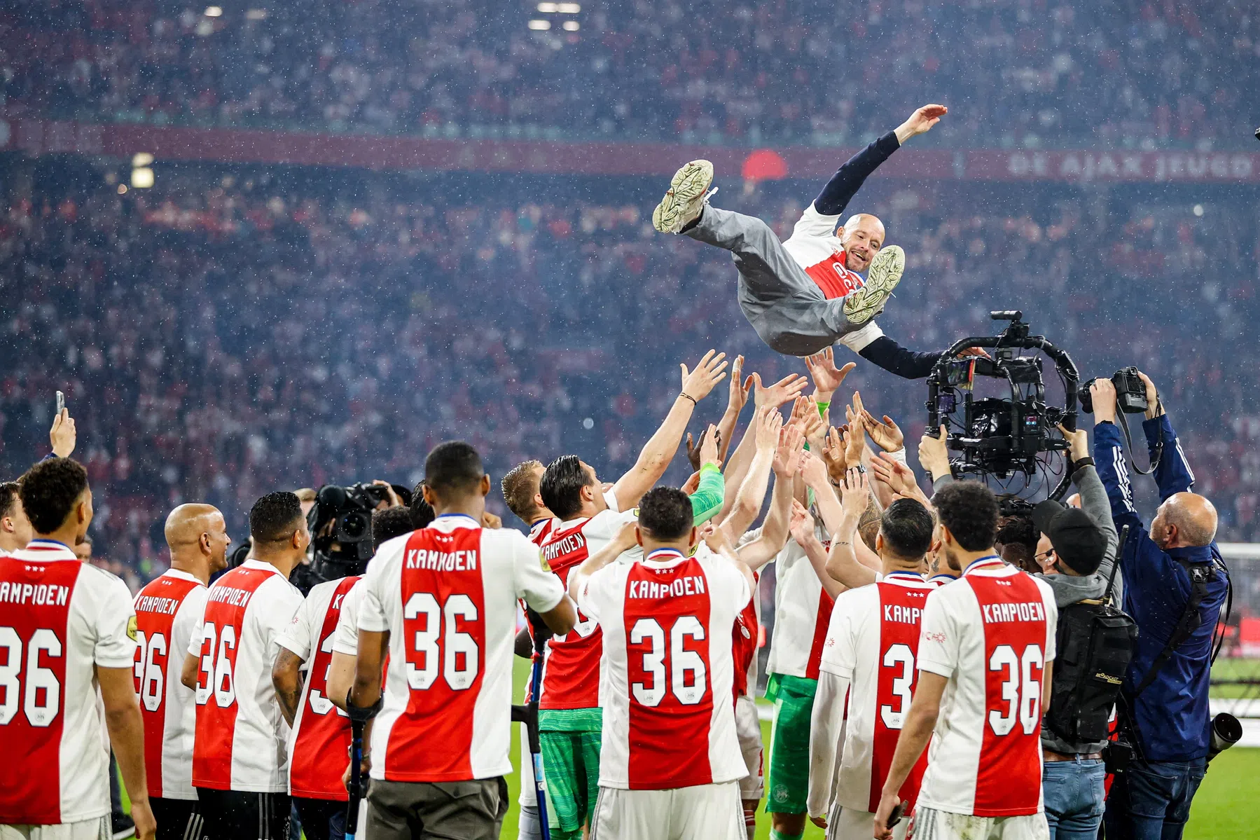 Dagboek van de laatste zinderende weken Ajax: net genoeg lucht in de band