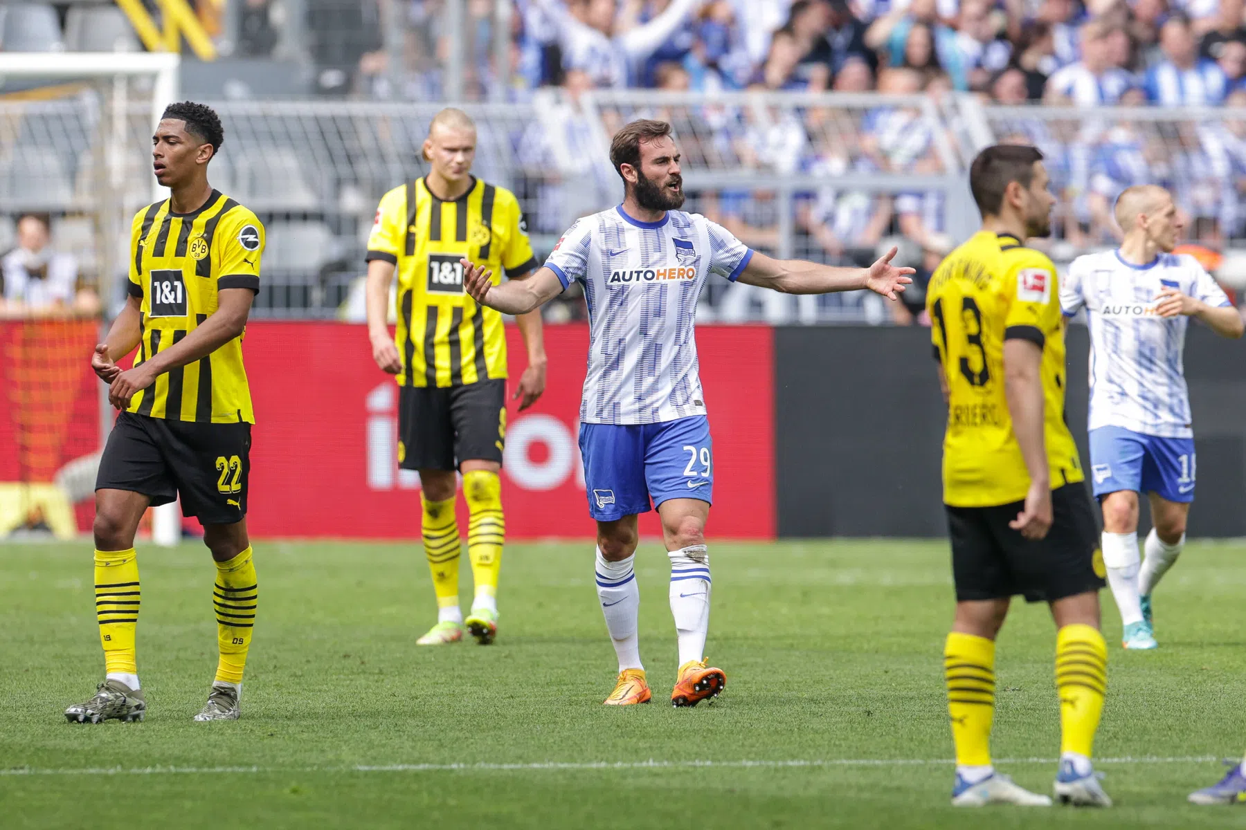 Stuttgart veroordeelt Hertha door spectaculair slot tot play-offs
