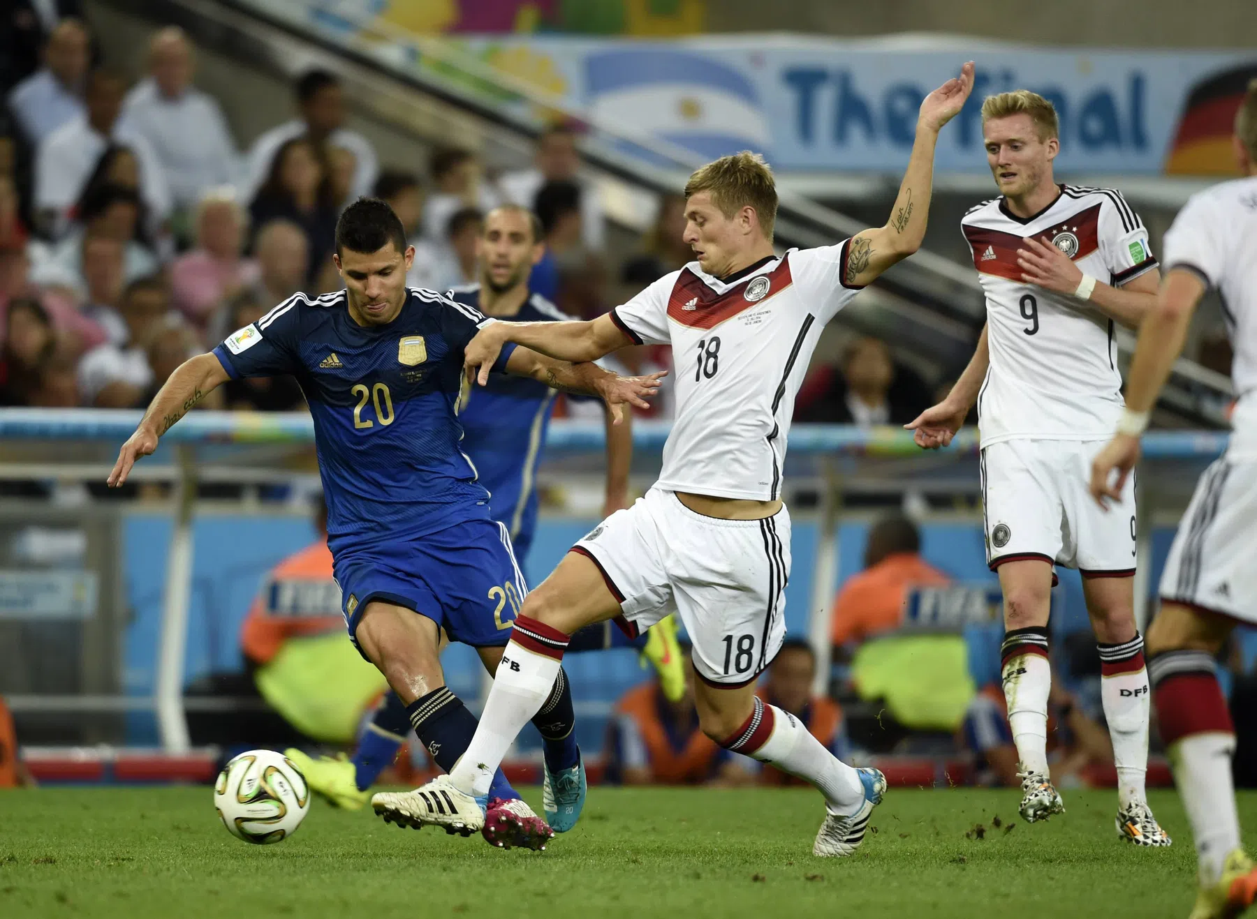 Ook Kroos grapt om standbeeld Agüero